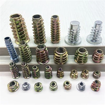 Tuercas de inserción ranuradas